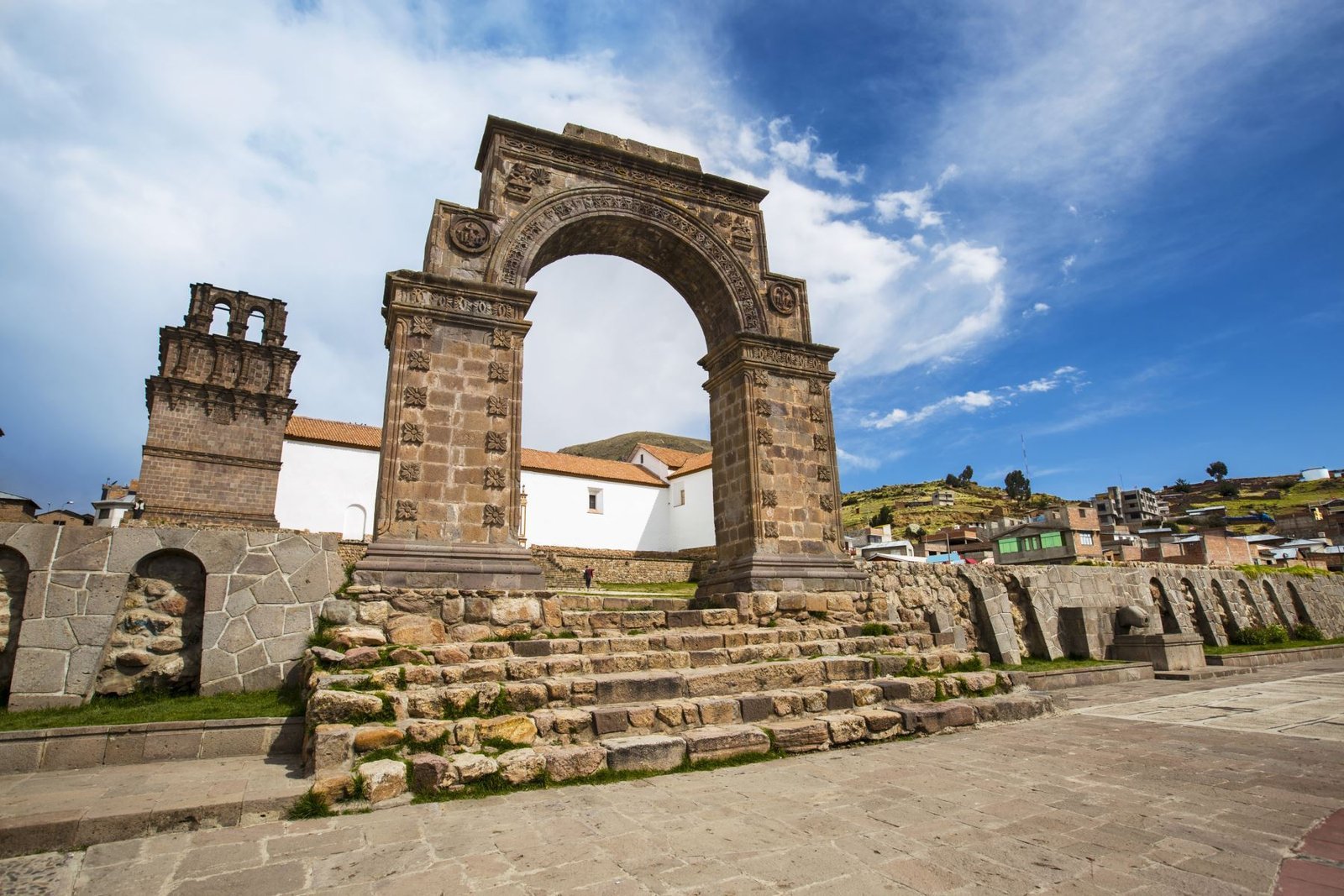 Puerta de Hayu Marca o Aramu Muro tallada en una roca roja gigante