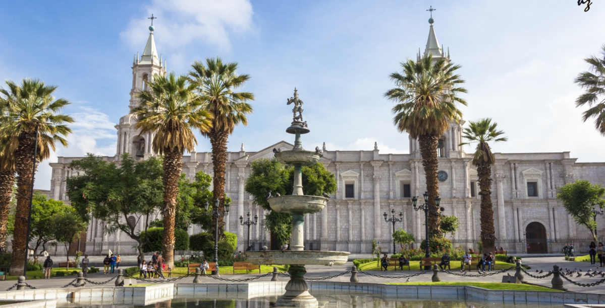 Paisaje colonial de la Plaza de Armas de Arequipa y Cañón del Colca