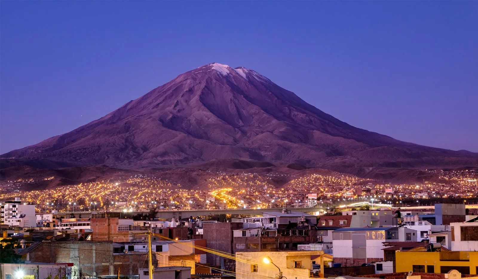 Caminantes ascendiendo el Volcán Misti con vista panorámica de la cordillera