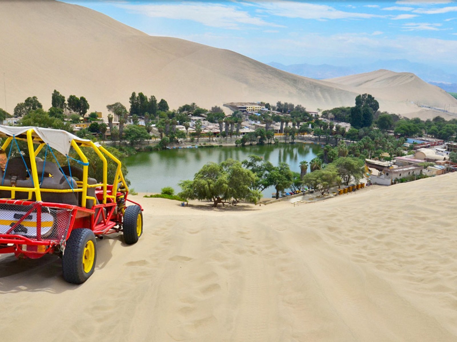 Vehículo arenero (buggy) subiendo las inmensas dunas del desierto de Huacachina