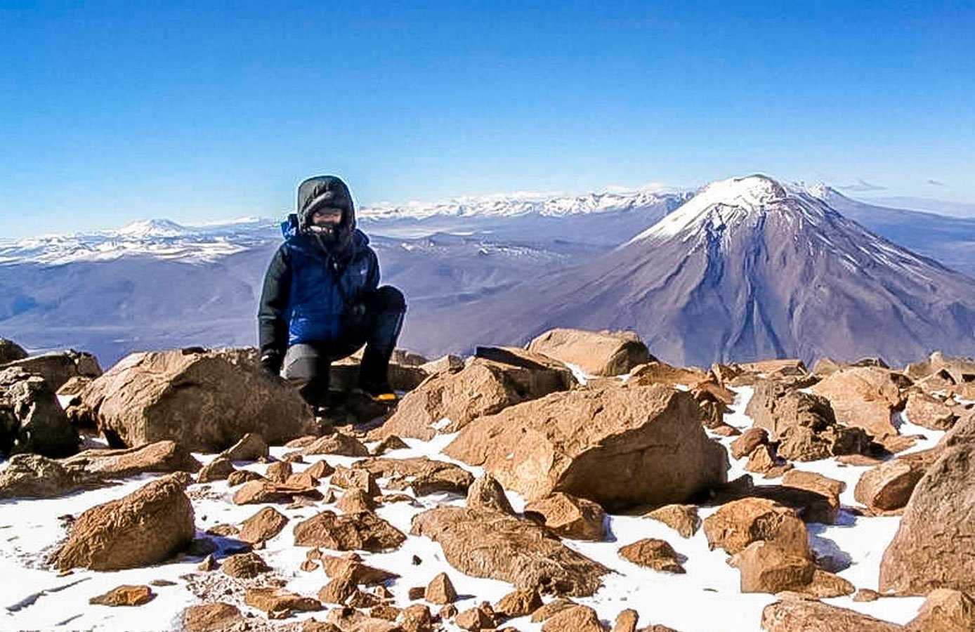 Expedición de trekking ascendiendo el Nevado Chachani en Arequipa