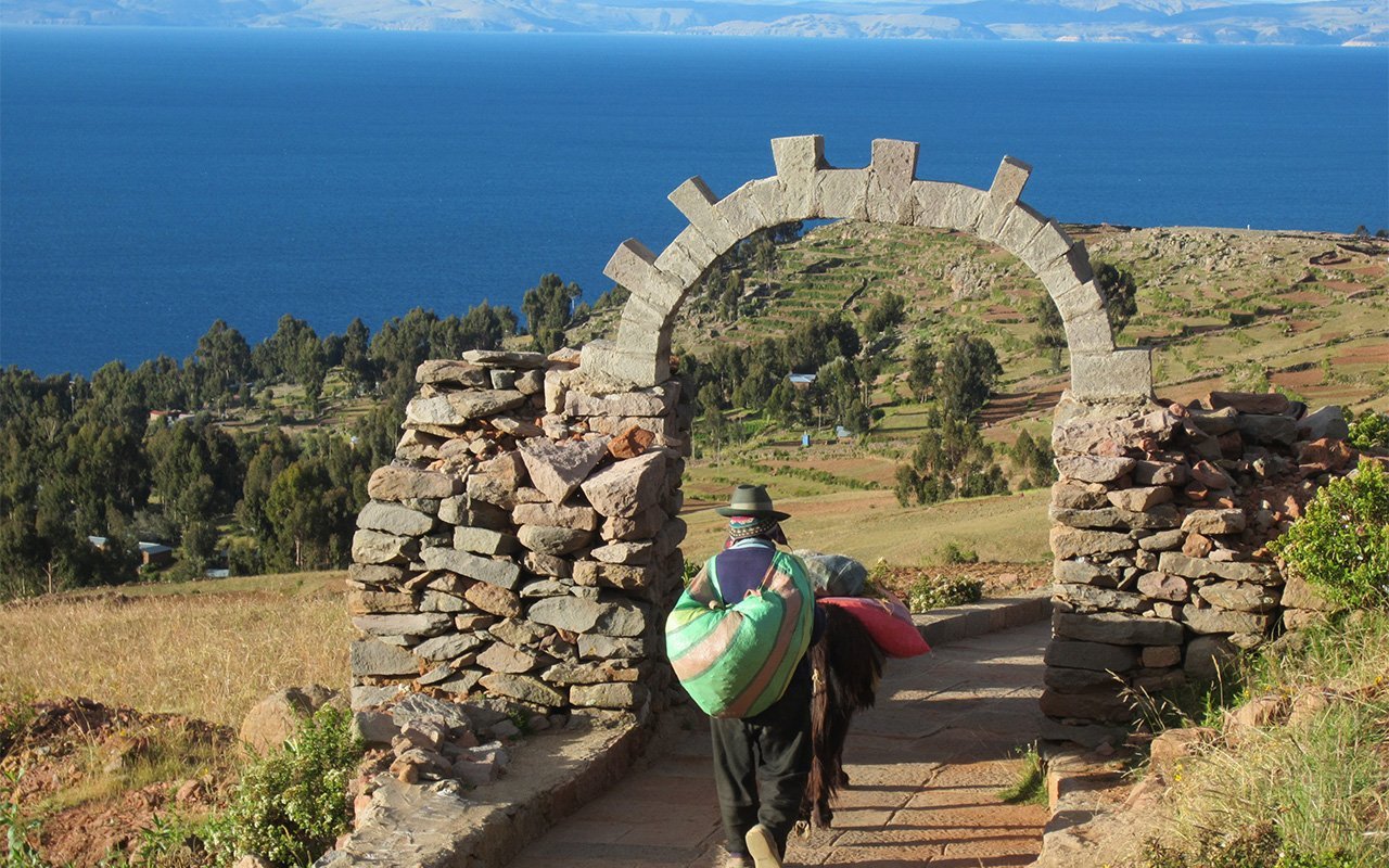 Pobladores locales con trajes típicos en la Isla de Amantaní, Lago Titicaca