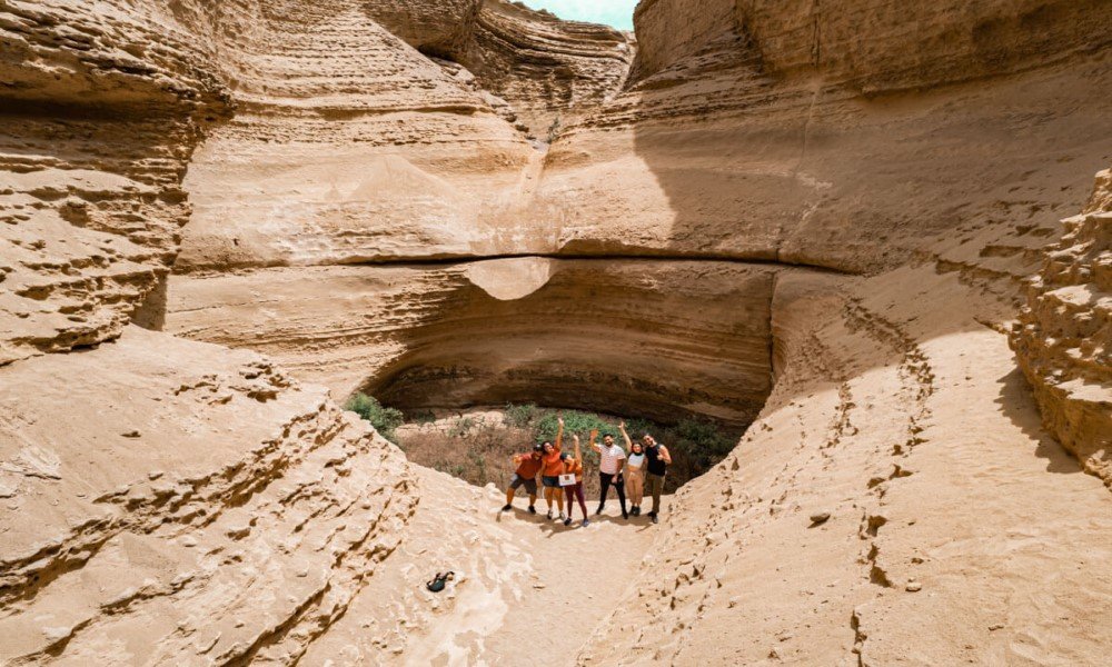 Cañón geológico profundo tallado por el viento en el desierto de Ica