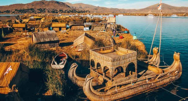 Embarcación tradicional de totora en las islas flotantes de los Uros