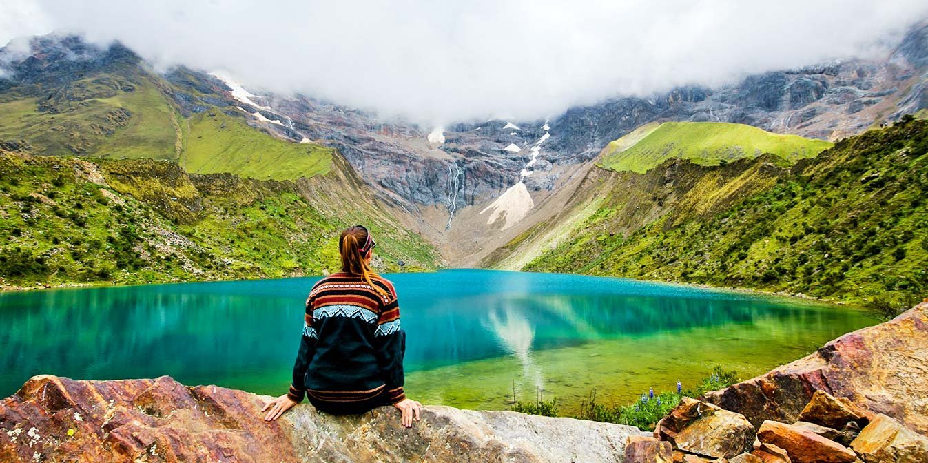 Laguna Humantay con aguas turquesas rodeada de montañas y glaciares