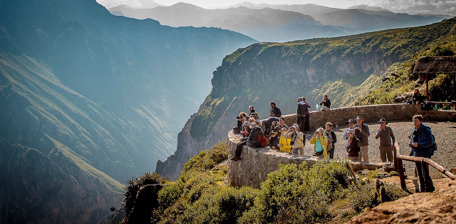 Minivan turística en la ruta de Arequipa al Valle del Colca