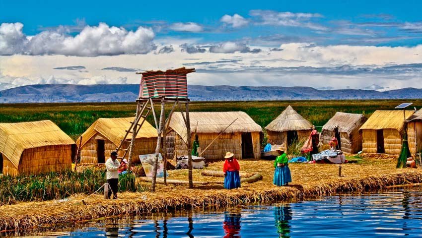 Casas hechas de totora sobre las islas flotantes artificiales de Uros