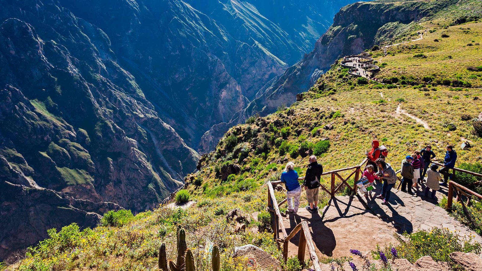 Trekking descendiendo los senderos de piedra del Cañón del Colca